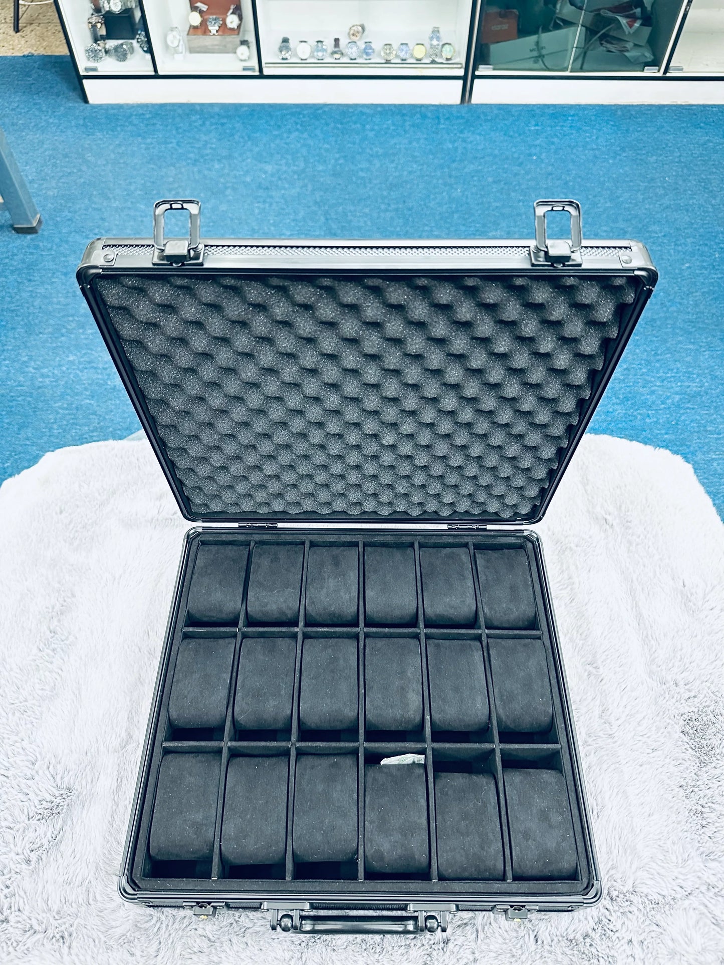 18 slot Aluminium made full black color watch box